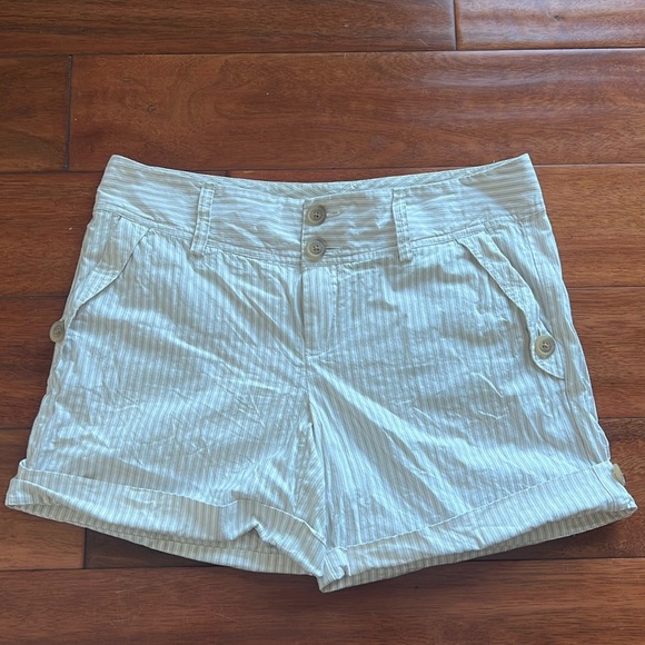 Women's Size 10 Gap White & Khaki striped short with cuff - Picture 1 of 7